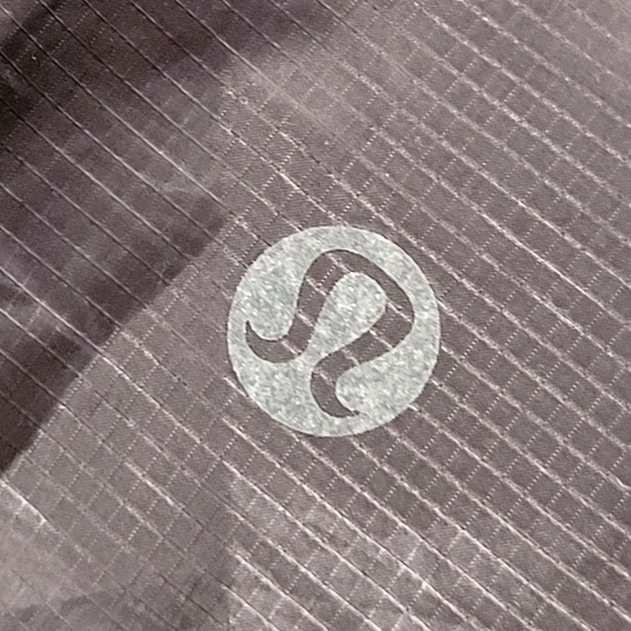 LULULEMON Run With It Running Jacket in Black sz 4 NWOT - Picture 10 of 15